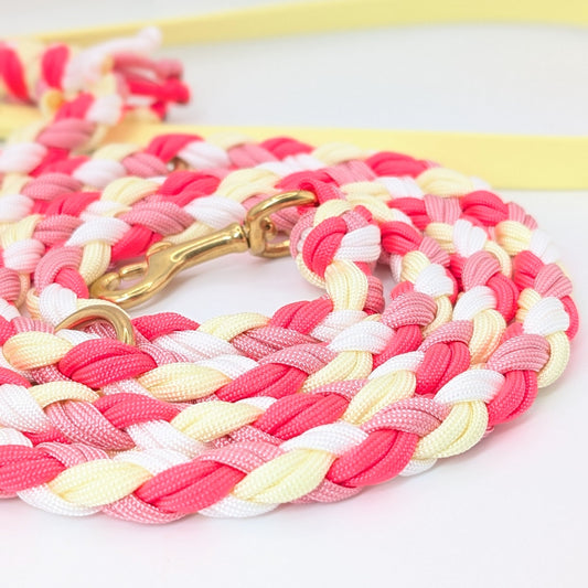 Calma Candy Cream Hundeleine aus geflochtenem Paracord in sanfter Farbkombination mit optionalem Kurzführer aus BioThane® oder Leder.