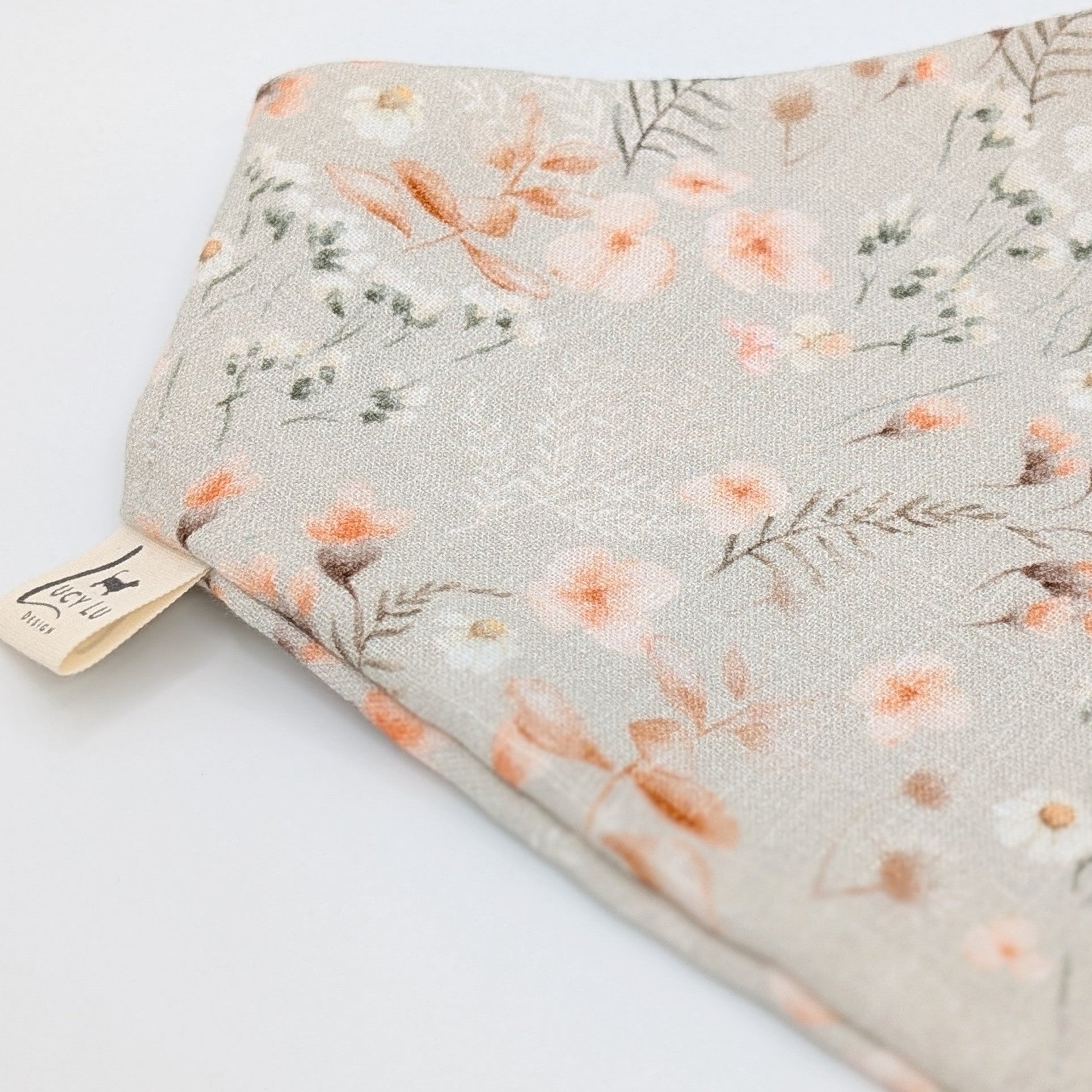 Musselin-Bandana Sage Bloom mit feinem Blumenprint auf salbeigrünem Hintergrund von LucyLu Design®