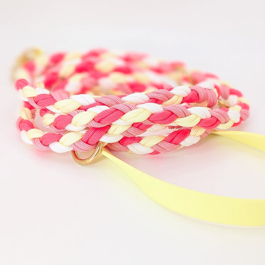 Calma Candy Cream Hundeleine aus geflochtenem Paracord in sanfter Farbkombination mit optionalem Kurzführer aus BioThane® oder Leder.