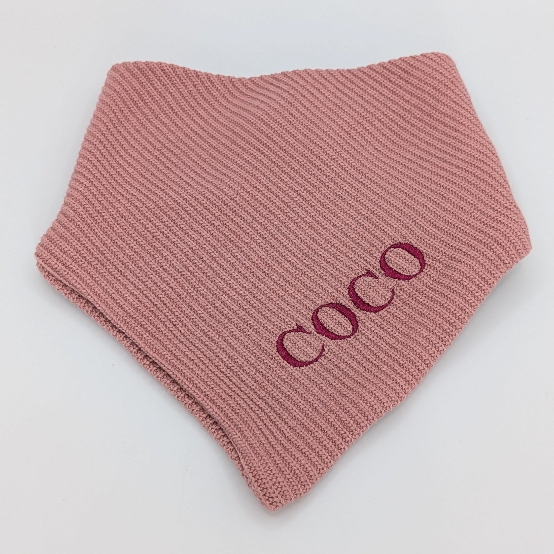 Strick-Bandana Rose – handgefertigtes Hundebandana aus Wolle, personalisierbar mit Namen