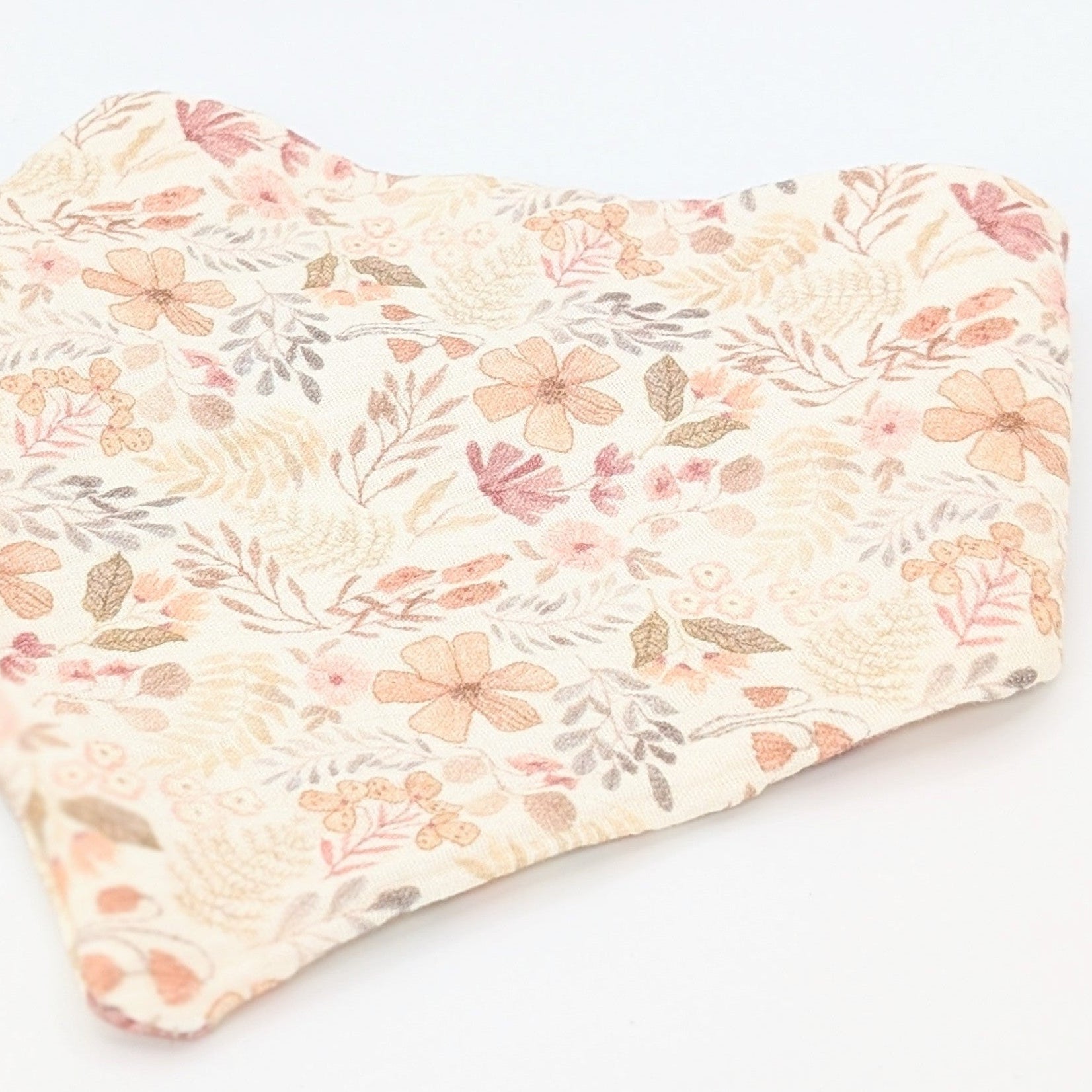 Musselin-Bandana Soft Bloom mit zartem Blumenprint in sanften Beige- und Naturtönen von LucyLu Design®