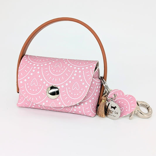 „Poki Rose Kotbeuteltasche aus BioThane & Kunstleder mit Rosé-Design, Magnetverschluss, Karabiner & Tütenöffnung, inkl. 1 Rolle Hundekotbeutel – LucyLuDesign“