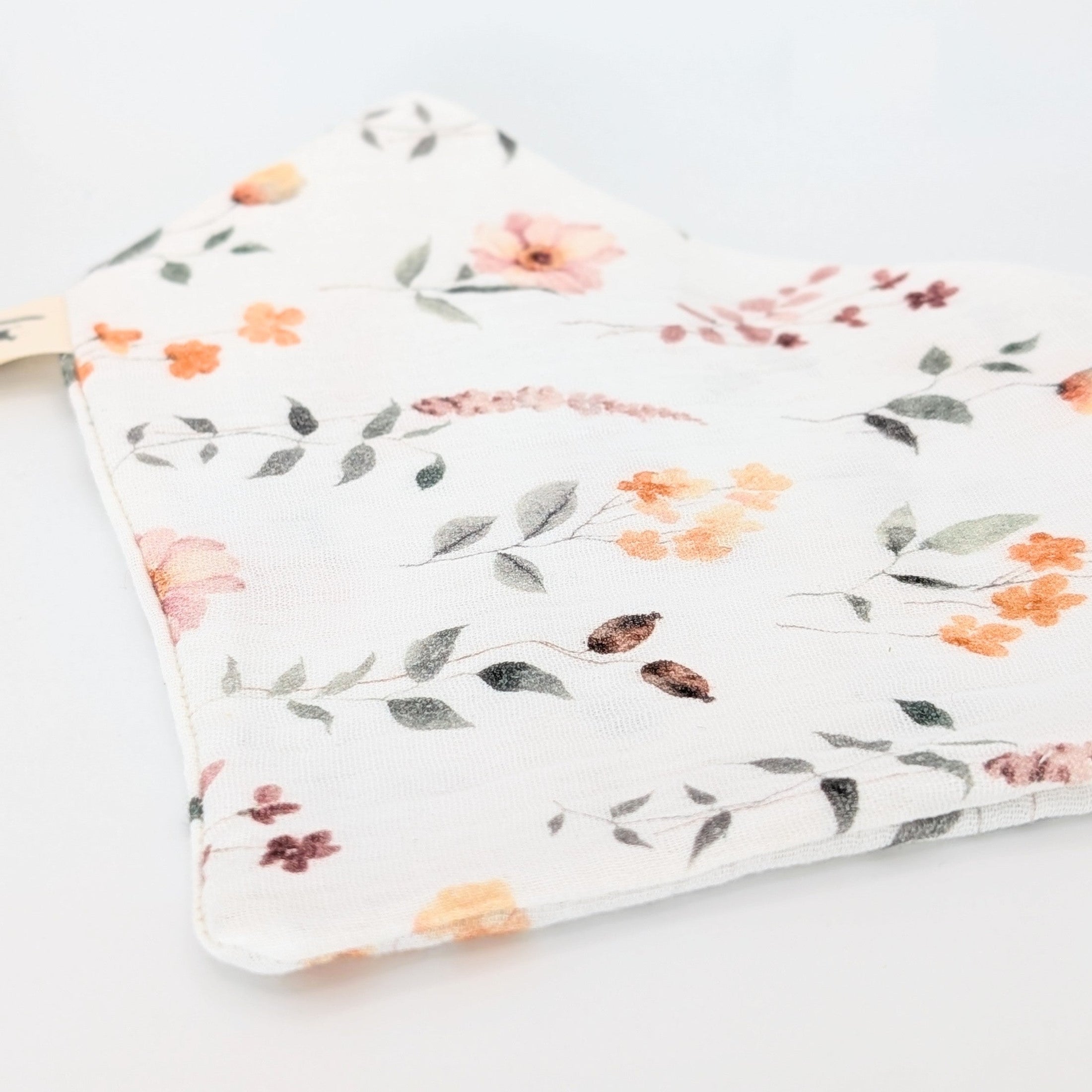Musselin-Bandana Soft Meadow mit zartem Blumenprint in sanften Frühlingsfarben von LucyLu Design®