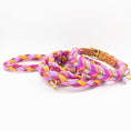 Bild in Galerie-Betrachter laden, Calma Sundown Hundeleine aus geflochtenem Paracord in Pink, Flieder und warmem Goldton mit optionalem Leder-Kurzführer.
