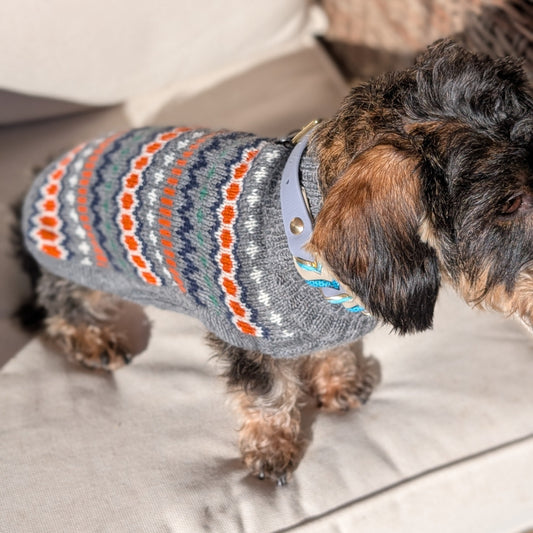 Hundepullover Grey Hexagon aus Alpakawolle – handgefertigt mit buntem Hexagon-Muster