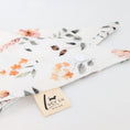 Bild in Galerie-Betrachter laden, Musselin-Bandana Soft Meadow mit zartem Blumenprint in sanften Frühlingsfarben von LucyLu Design®
