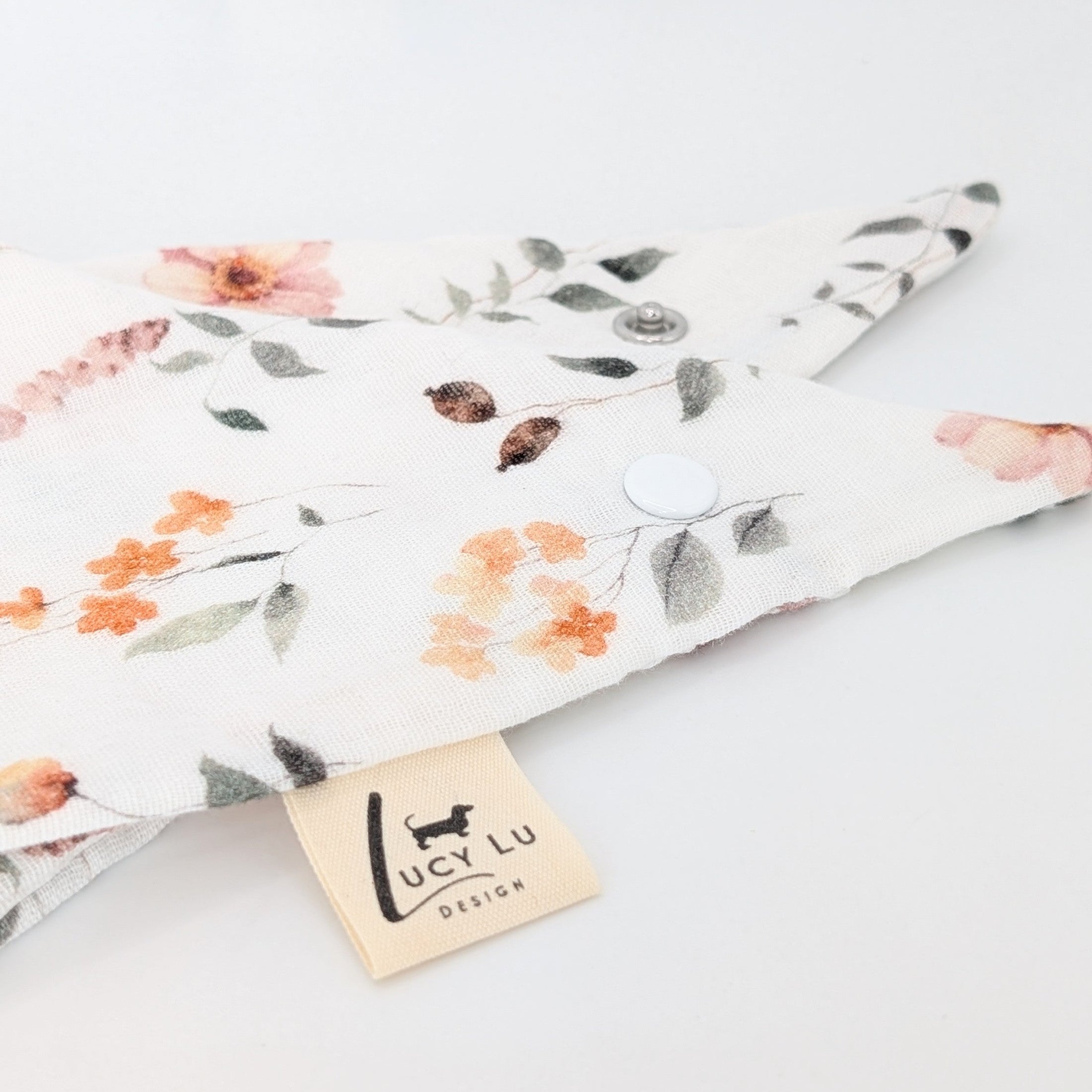 Musselin-Bandana Soft Meadow mit zartem Blumenprint in sanften Frühlingsfarben von LucyLu Design®