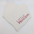 Bild in Galerie-Betrachter laden, Strick-Bandana Snow – handgefertigtes Hundebandana in Cremeweiß, personalisierbar mit Namen
