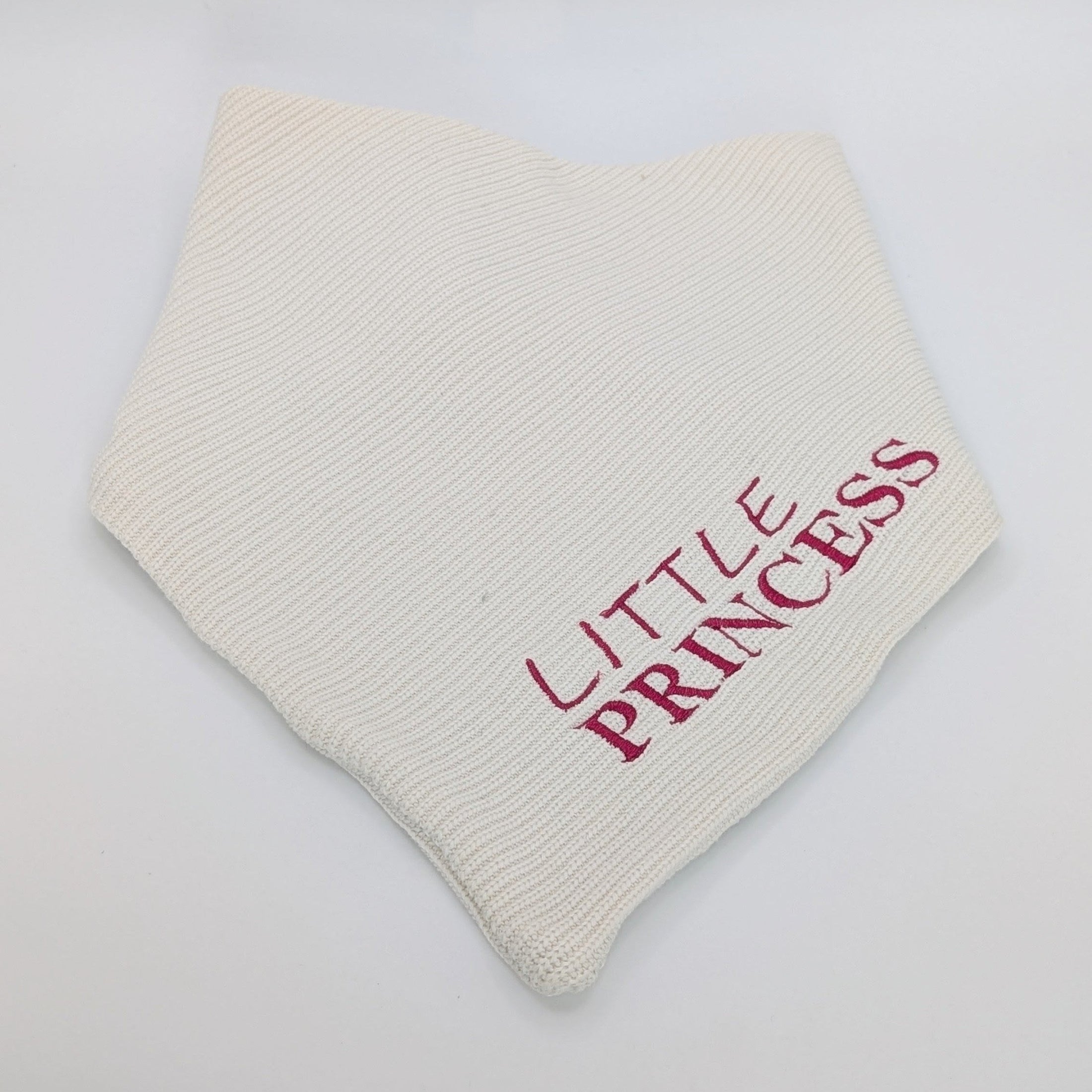 Strick-Bandana Snow – handgefertigtes Hundebandana in Cremeweiß, personalisierbar mit Namen