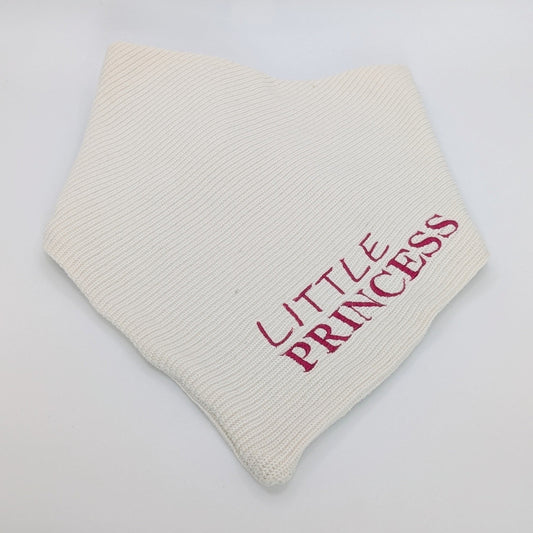 Strick-Bandana Snow – handgefertigtes Hundebandana in Cremeweiß, personalisierbar mit Namen