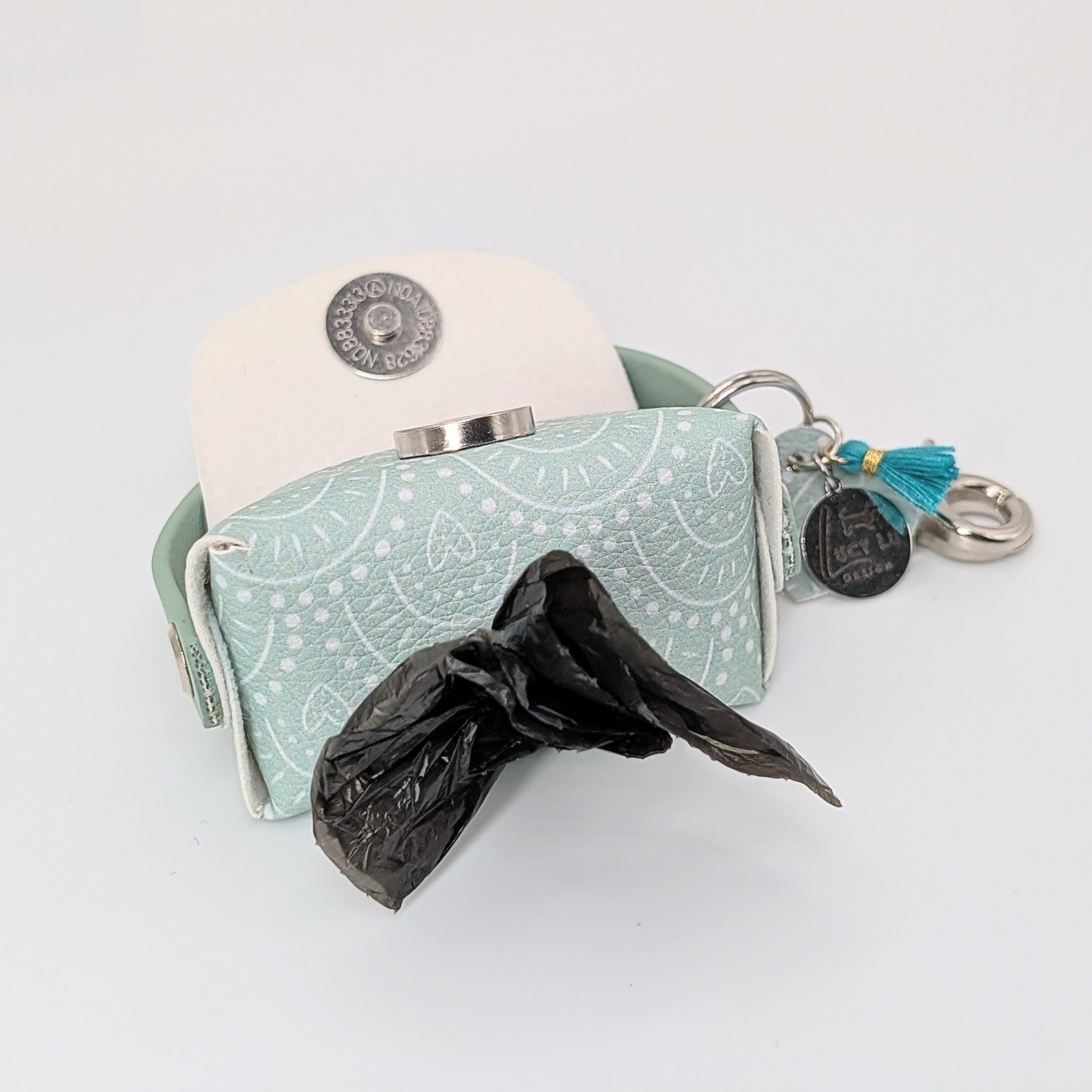 „Poki Türkis Kotbeuteltasche aus BioThane & Kunstleder mit Türkis-Design, Magnetverschluss, Karabiner & Tütenöffnung, inkl. 1 Rolle Hundekotbeutel – LucyLuDesign“