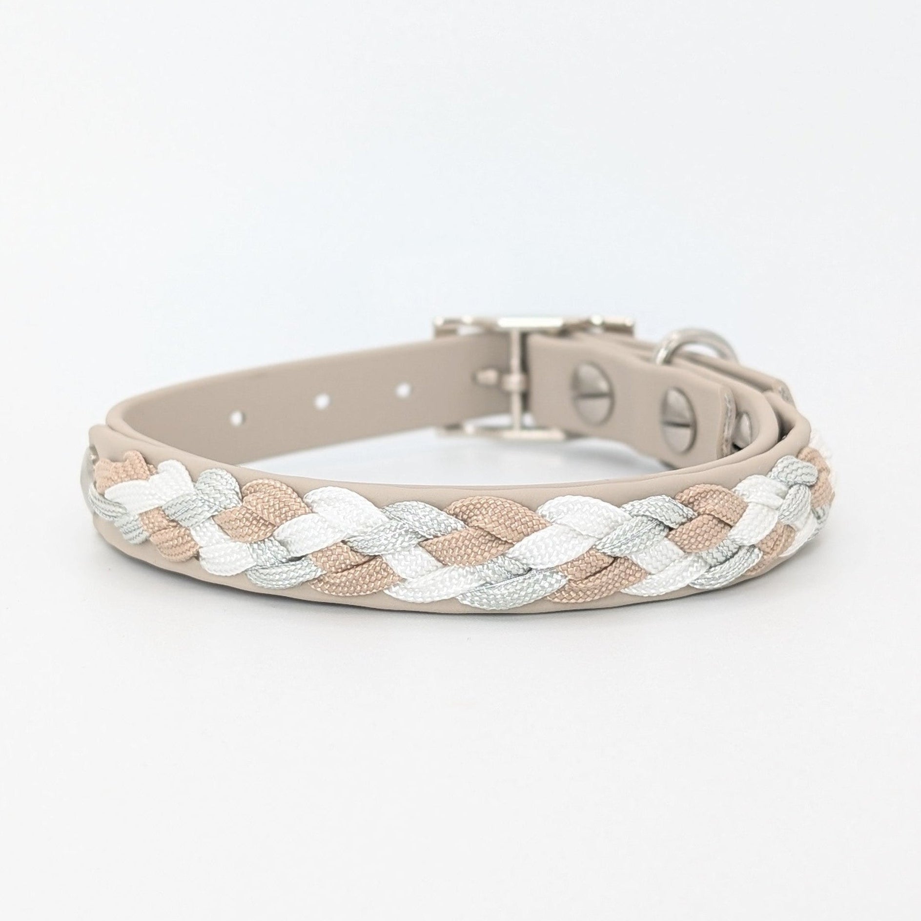 Calma Alva Hundehalsband aus geflochtenem Paracord in der Alva-Farbkombination, handgemacht und passend zur Calma Leine Alva.