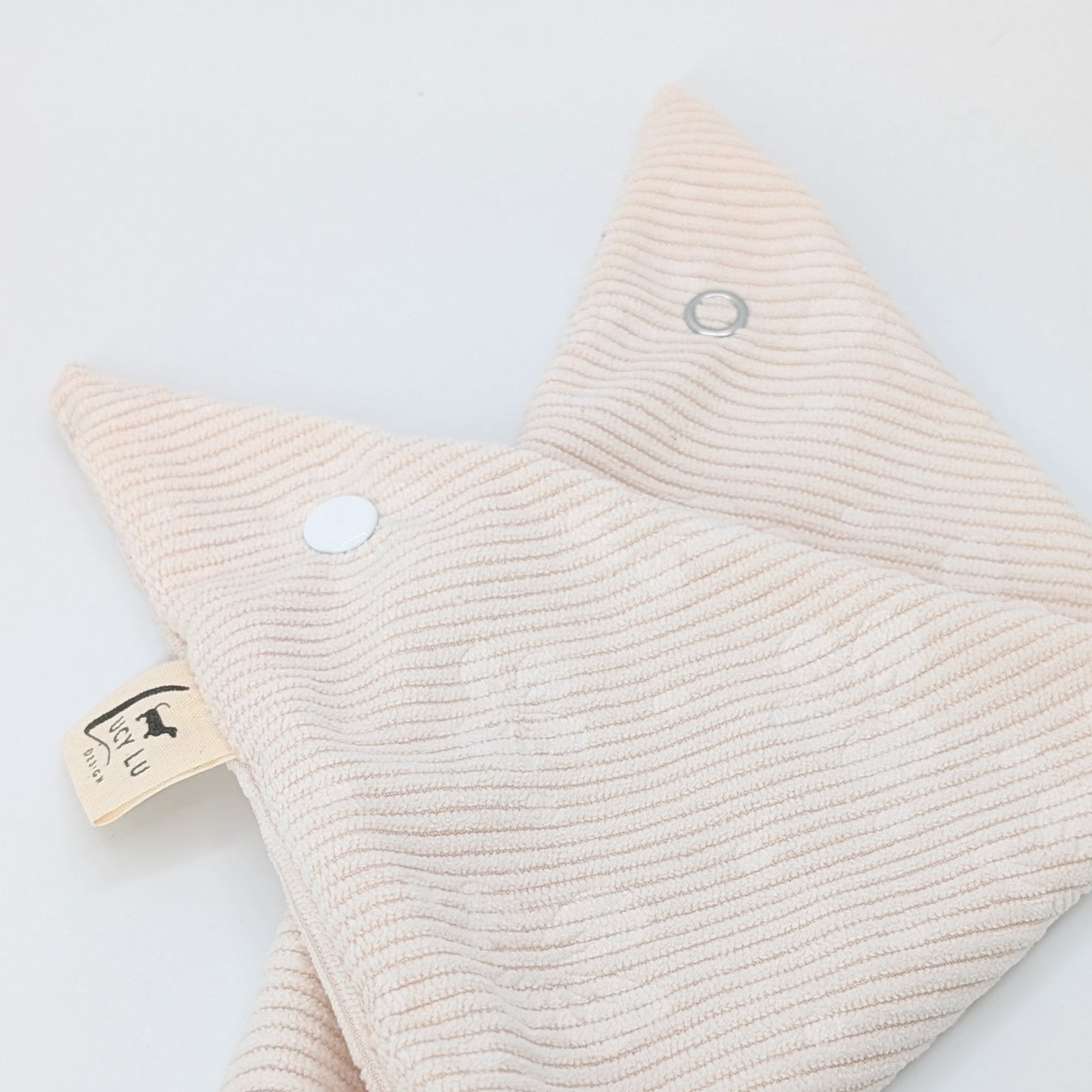 „Samtcord-Bandana Cord Schleifenraute Cream – handgefertigtes Hundebandana in Creme“