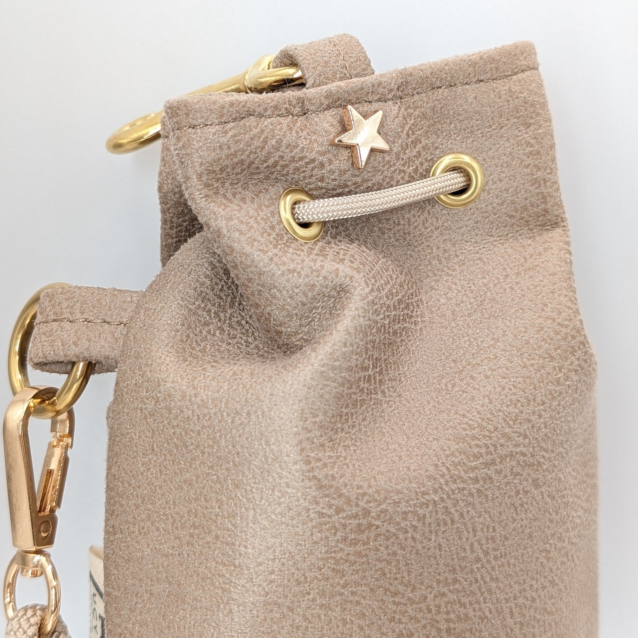 Snack Bag Leo Leckerlietasche in Soft Nougat mit Schulterseil