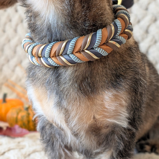 Hund mit Lederhalsband Blue Oak in Dunkelblau & Cognac