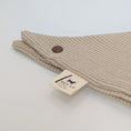 Bild in Galerie-Betrachter laden, Strick-Bandana Beige Toffee – weich, handgefertigt & personalisierbar mit Namen.
Aus Wolle mit Elasthan, warm & stilvoll für Herbst und Winter.
