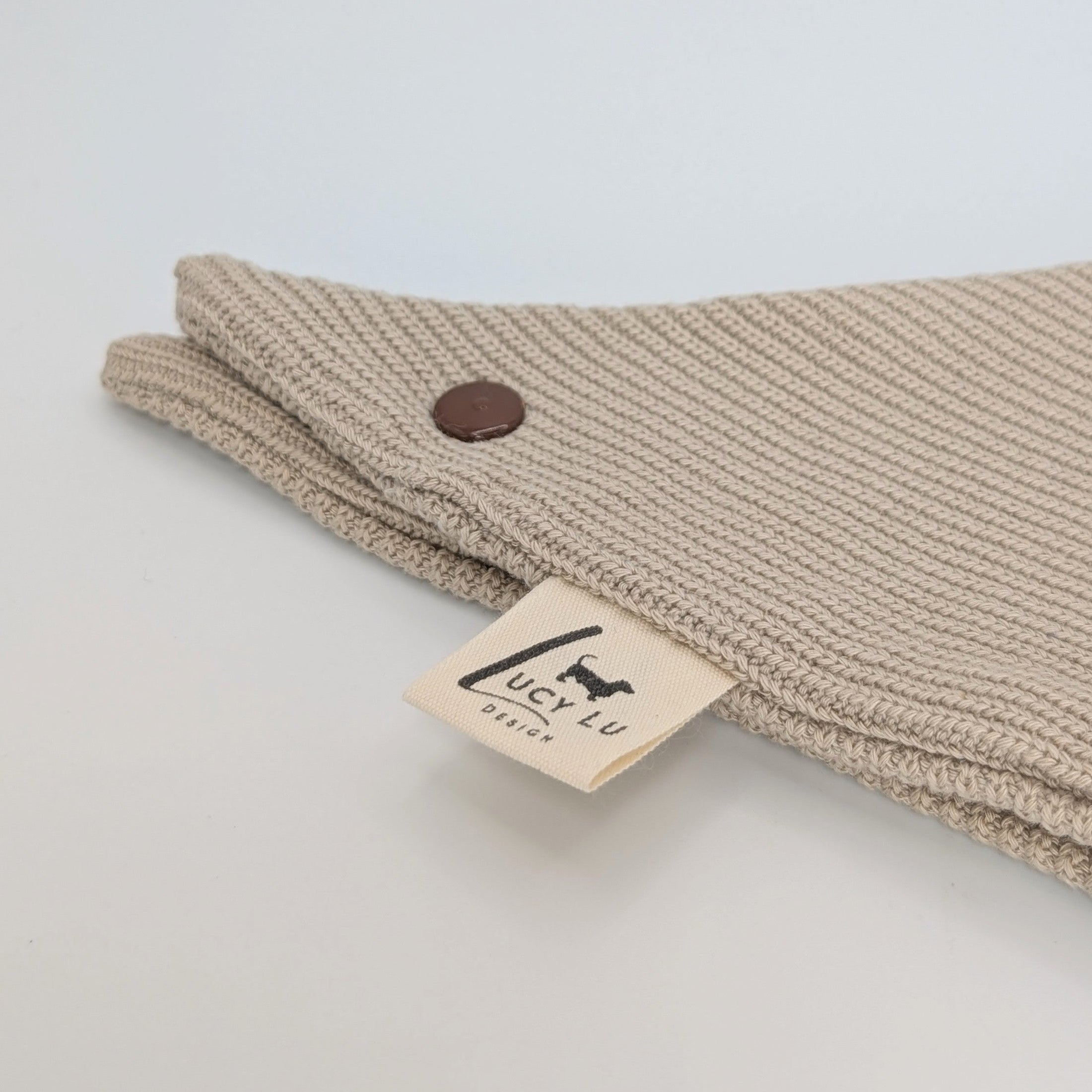 Strick-Bandana Beige Toffee – weich, handgefertigt & personalisierbar mit Namen.
Aus Wolle mit Elasthan, warm & stilvoll für Herbst und Winter.