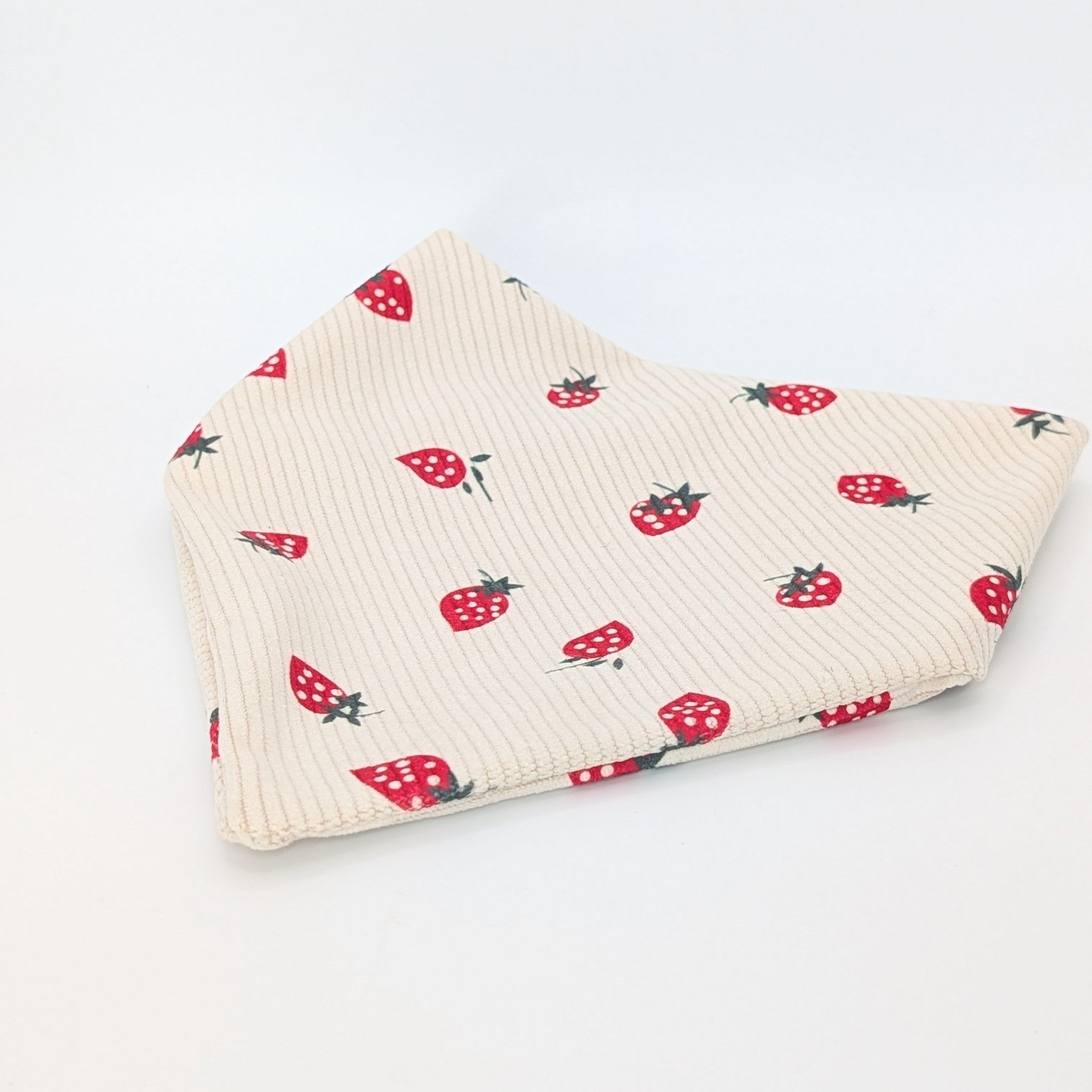 „Samtcord-Bandana Erdbeere – handgefertigtes Hundebandana aus cremefarbenem Samtcord mit Erdbeer-Print“