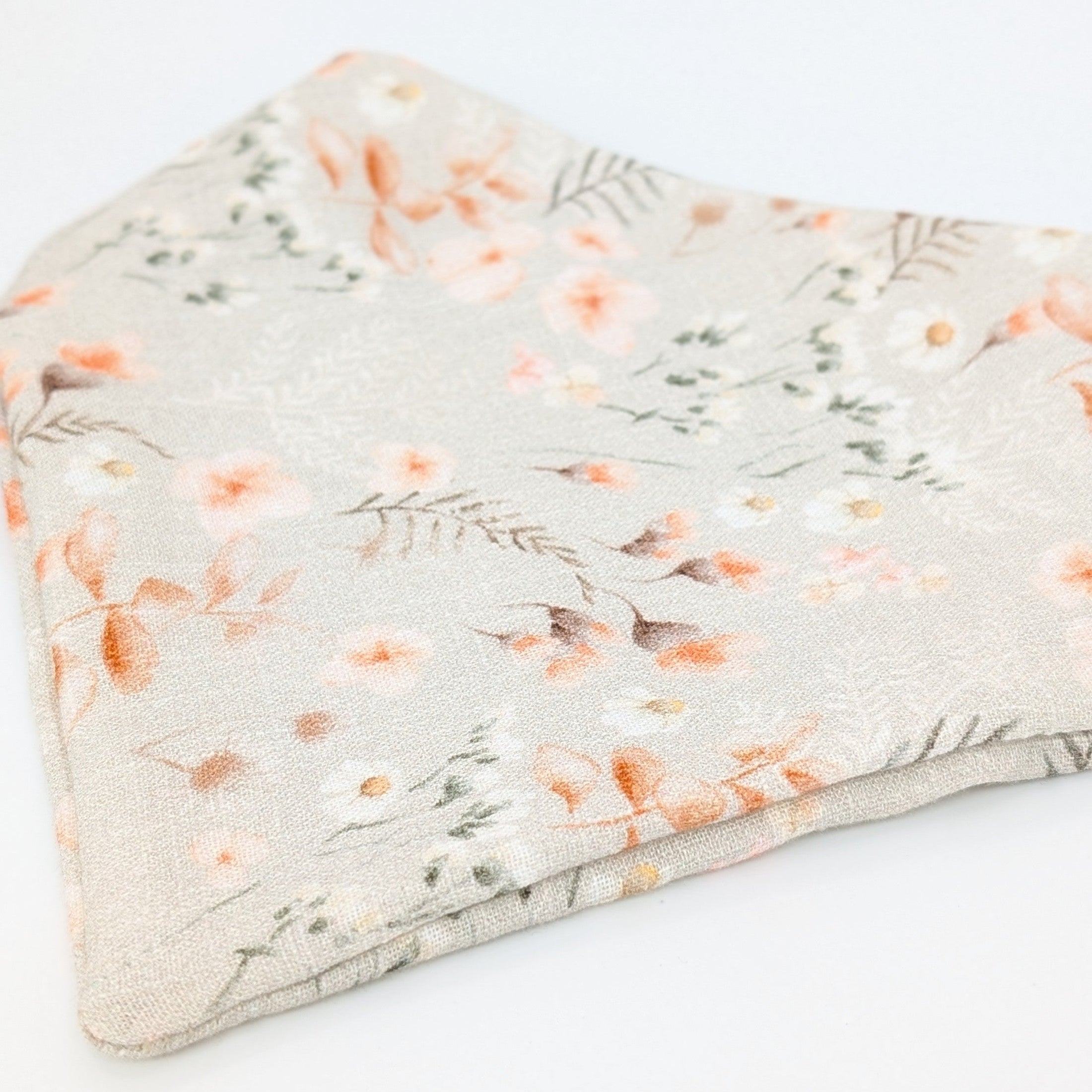 Musselin-Bandana Sage Bloom mit feinem Blumenprint auf salbeigrünem Hintergrund von LucyLu Design®