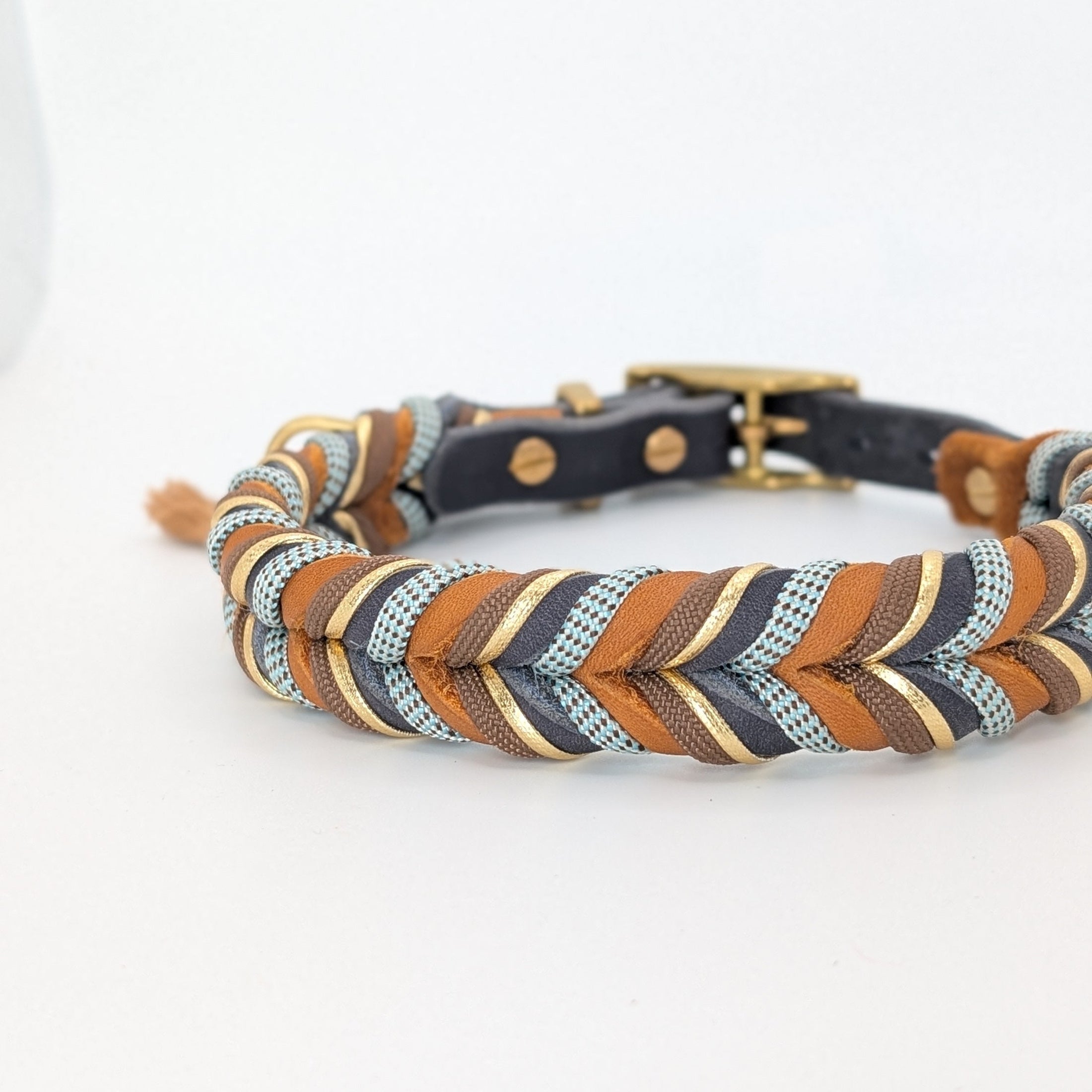 Lederhalsband Blue Oak aus Leder in ruhigen Naturtönen – handgemacht von LucyLu Design®