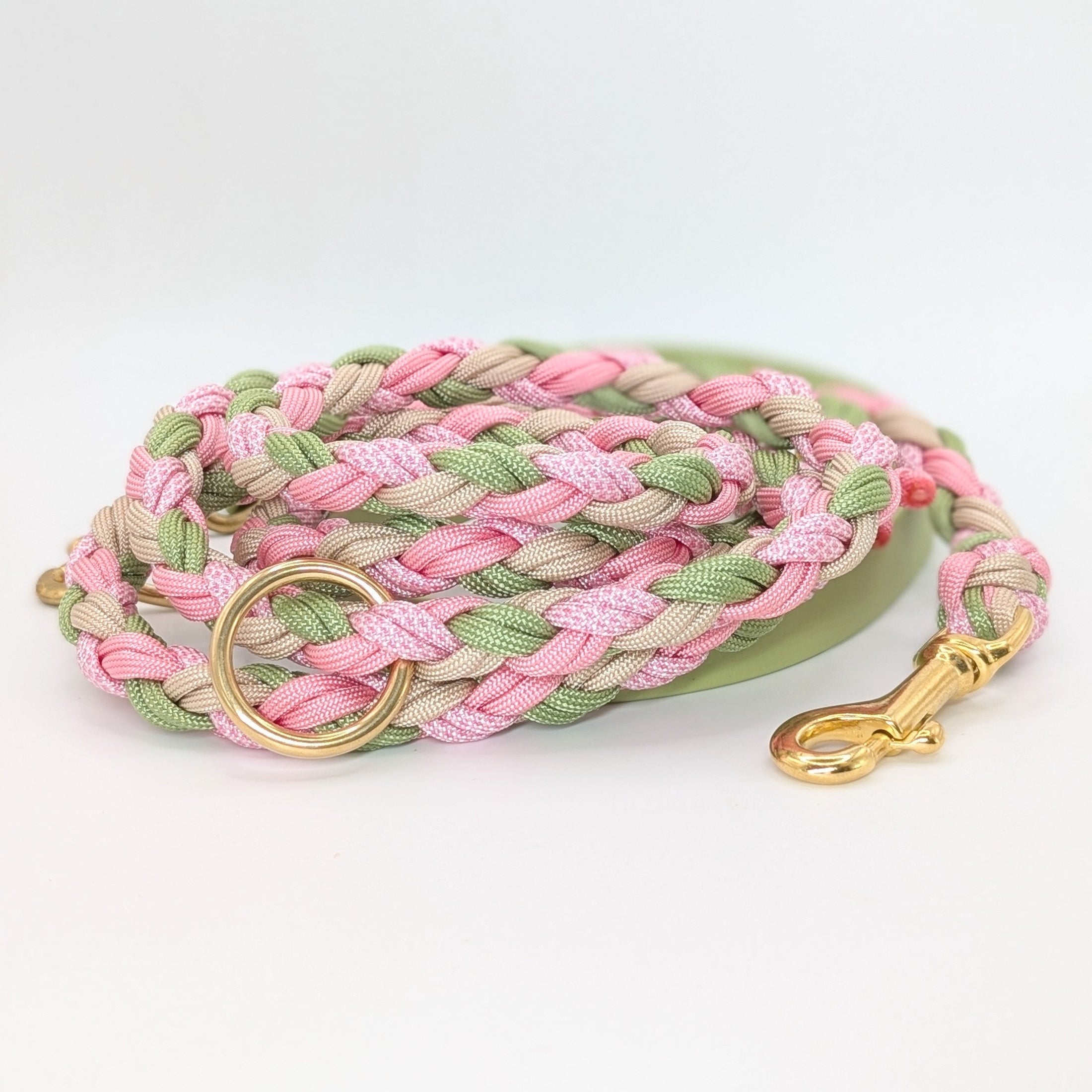 Calma Bloom Hundeleine aus geflochtenem Paracord in frischer Farbkombination mit optionalem Kurzführer aus BioThane® oder Leder.