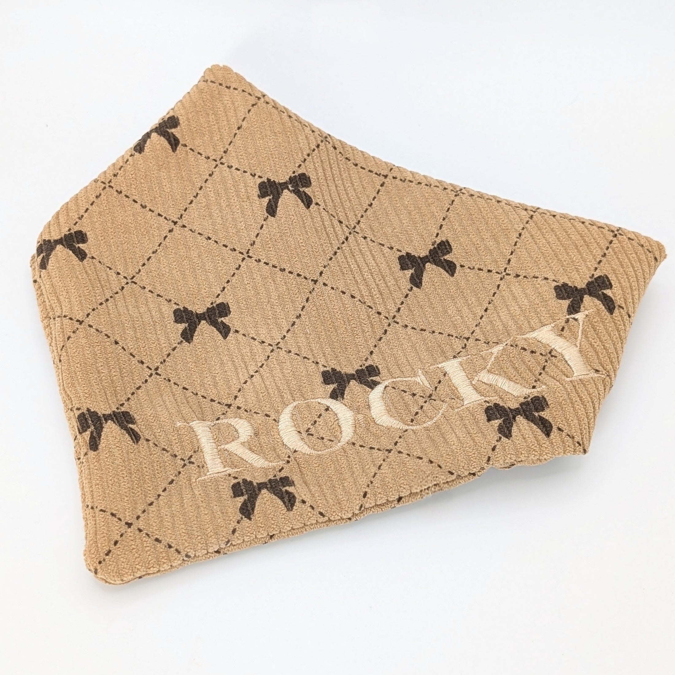 „Samtcord-Bandana Cord Schleifenraute Caramel – handgefertigtes Hundebandana in Caramel“