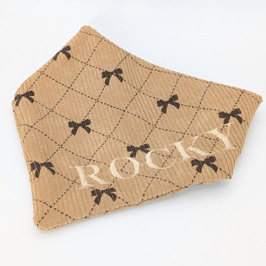 „Samtcord-Bandana Cord Schleifenraute Caramel – handgefertigtes Hundebandana in Caramel“