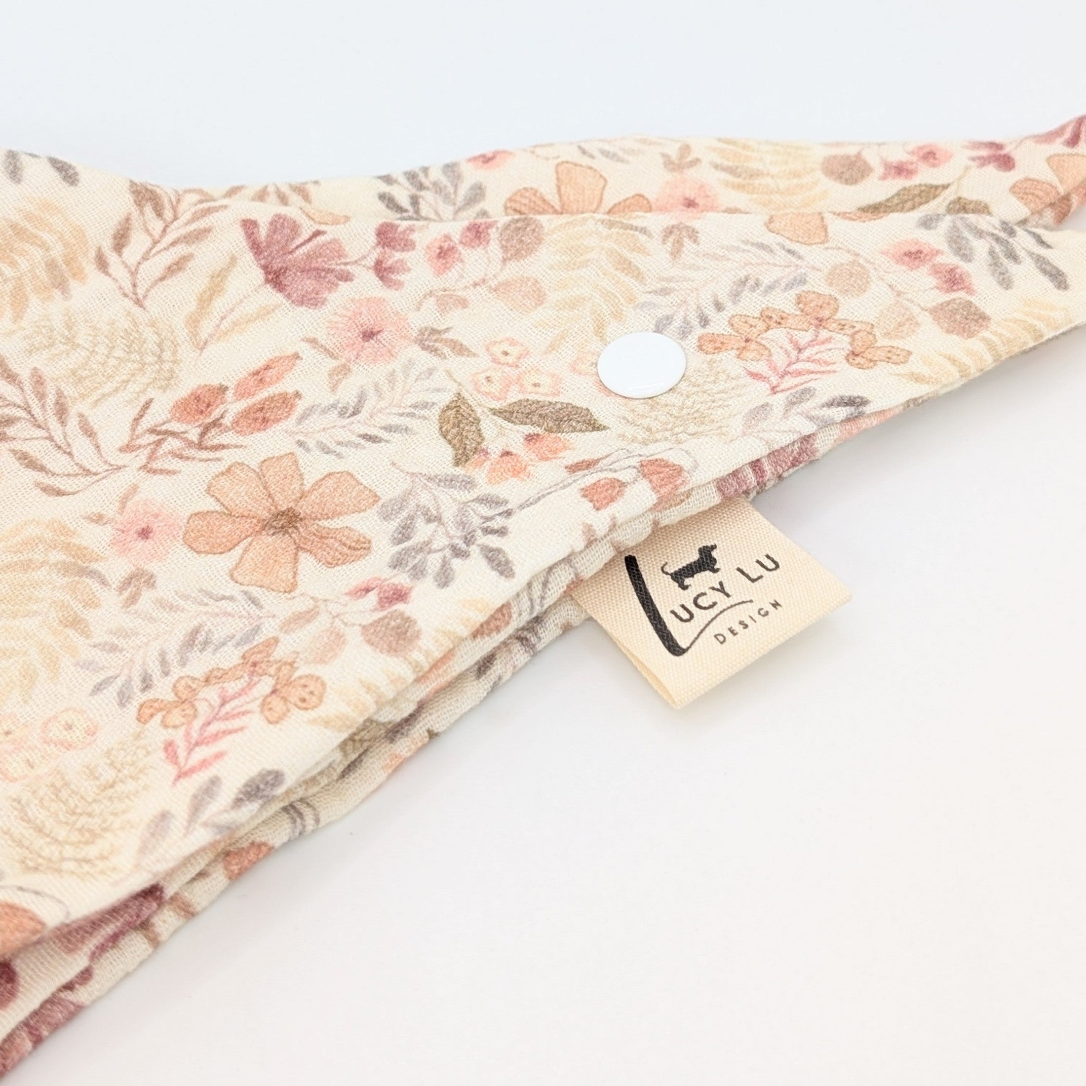 Musselin-Bandana Soft Bloom mit zartem Blumenprint in sanften Beige- und Naturtönen von LucyLu Design®