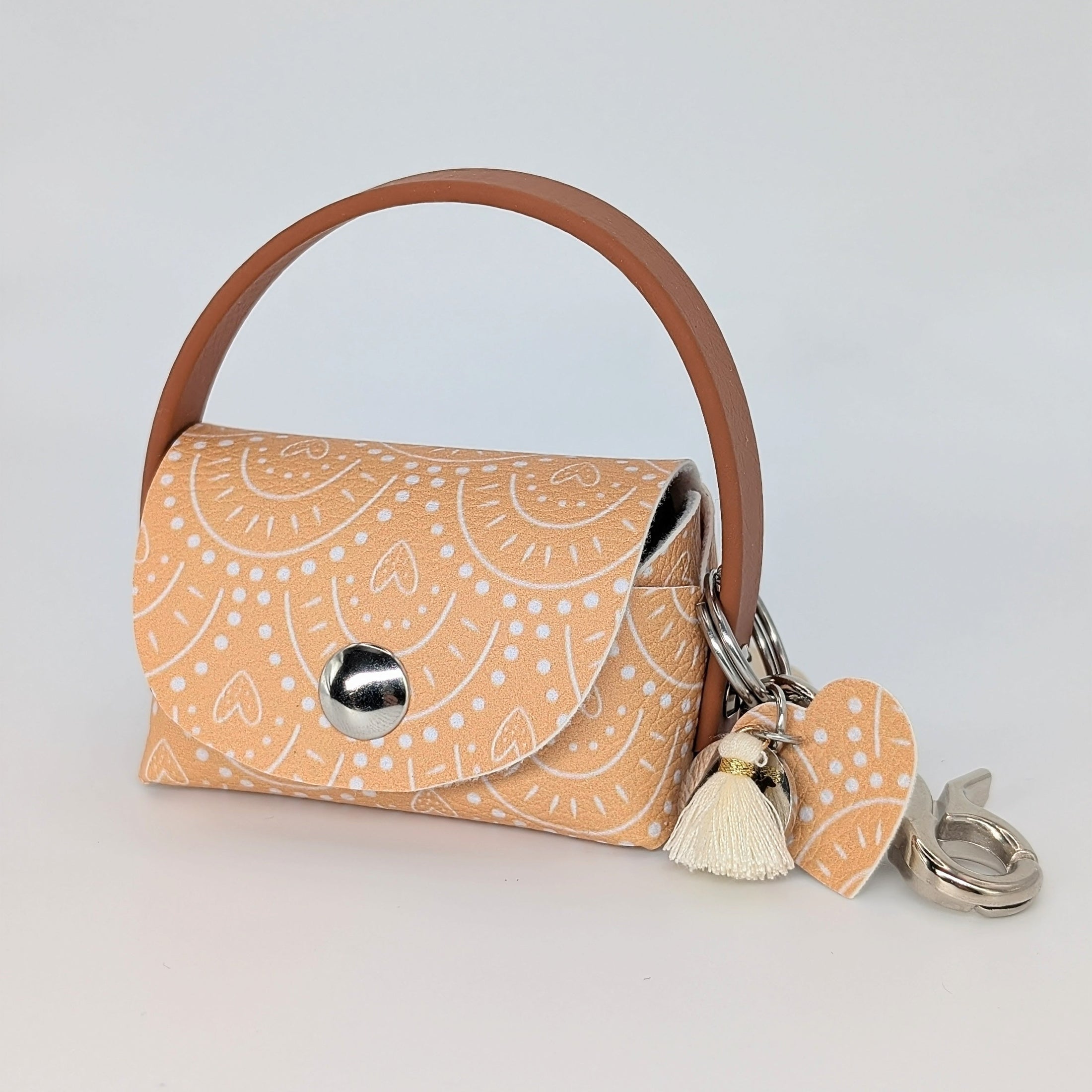 „Poki Camel Kotbeuteltasche aus BioThane & Kunstleder mit Camel-Design, Magnetverschluss, Karabiner & Tütenöffnung, inkl. 1 Rolle Hundekotbeutel – LucyLuDesign“