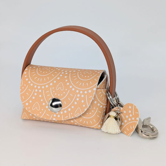 „Poki Camel Kotbeuteltasche aus BioThane & Kunstleder mit Camel-Design, Magnetverschluss, Karabiner & Tütenöffnung, inkl. 1 Rolle Hundekotbeutel – LucyLuDesign“