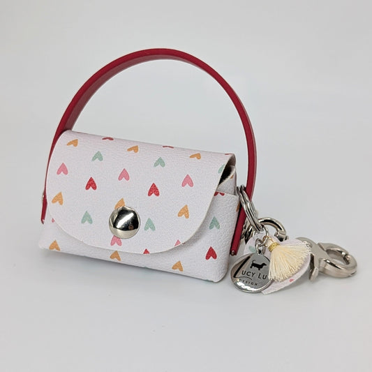 Poki Hearts Kotbeuteltasche aus BioThane & Kunstleder mit Herz-Design, Magnetverschluss, Karabiner & Tütenöffnung, inkl. 1 Rolle Hundekotbeutel – LucyLuDesign