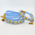 Bild in Galerie-Betrachter laden, Blossom Ice – BioThane® Hundehalsband in Blau-Gelb mit Blütenschnur & Paracord, handgefertigt
