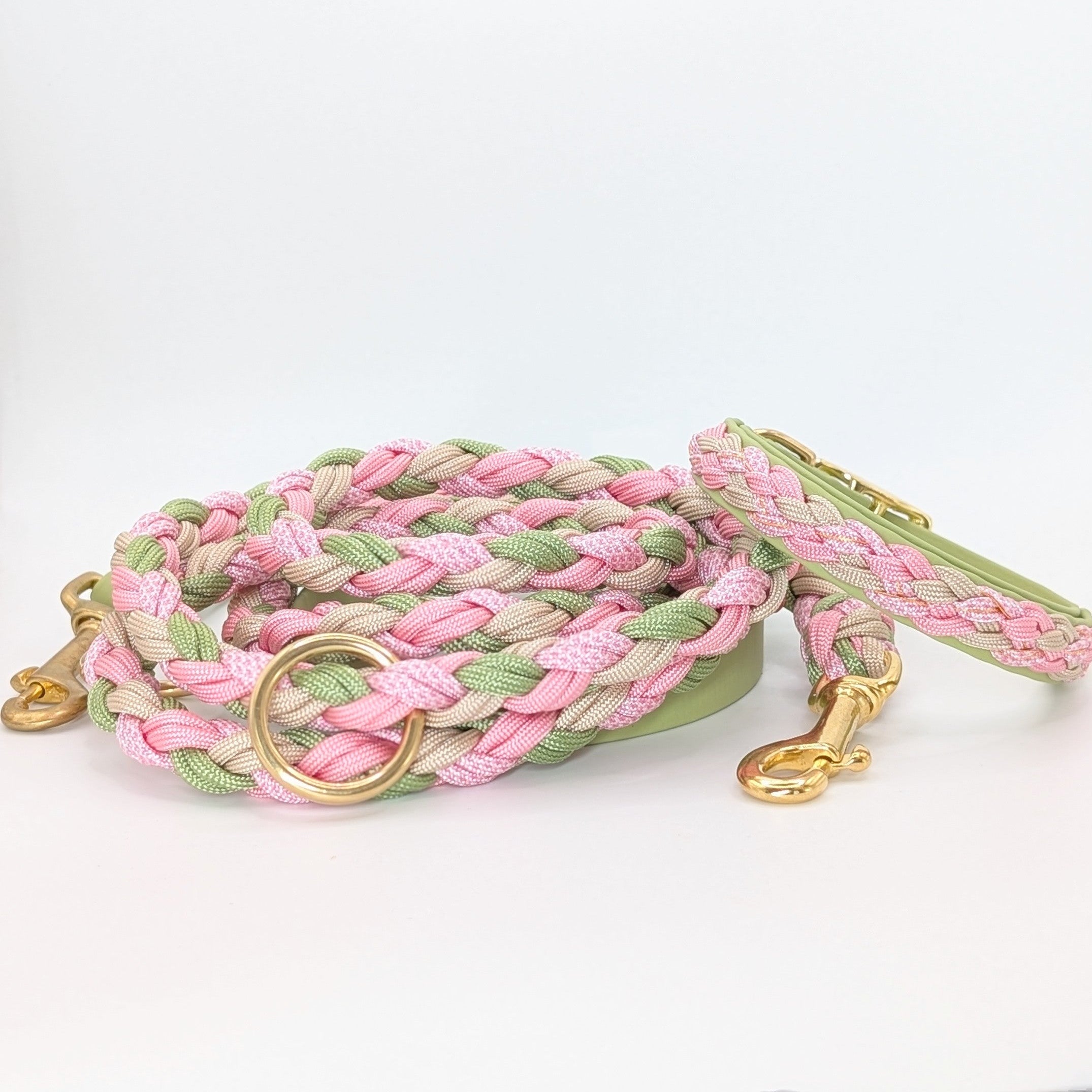 Calma Bloom Hundehalsband aus geflochtenem Paracord in frischer Farbkombination, handgemacht und passend zur Calma Leine Bloom.