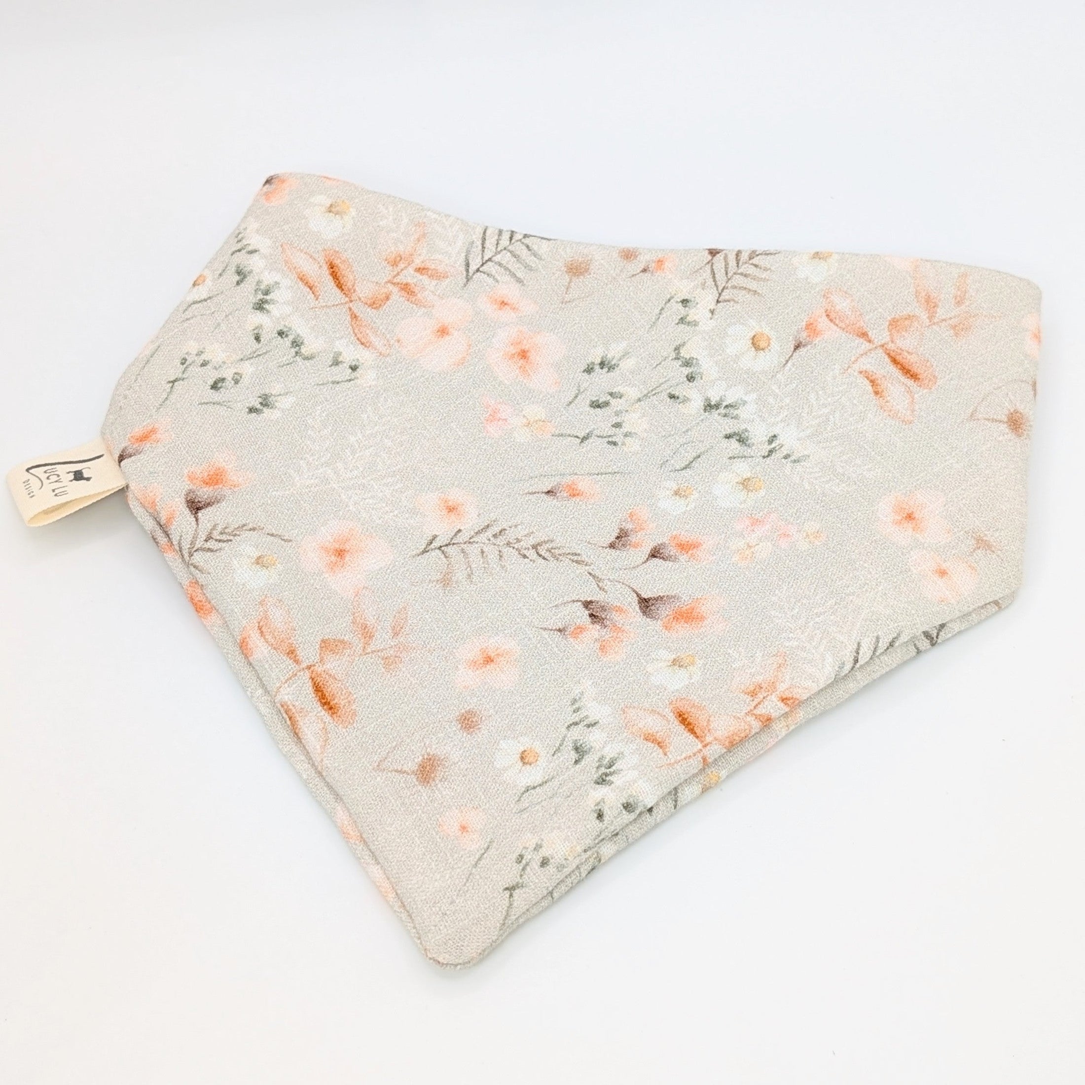 Musselin-Bandana Sage Bloom mit feinem Blumenprint auf salbeigrünem Hintergrund von LucyLu Design®